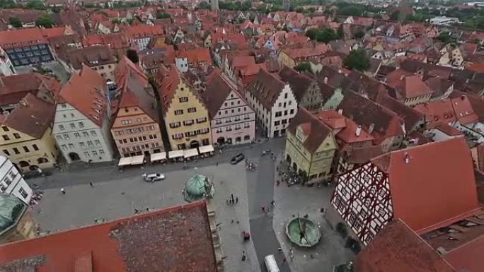 平移镜头: 空中行人拥挤的Rothenburg ob der Tauber Bavaria，德国