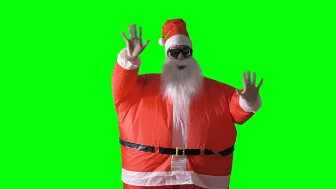 绿色背景上的圣诞老人在前视图中波动。