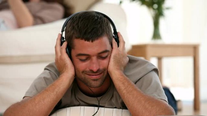 快乐的男人在客厅听音乐
