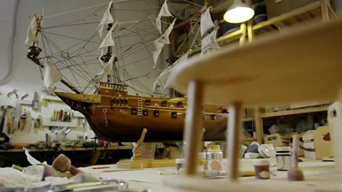 木工车间的木制玩具和船舶模型