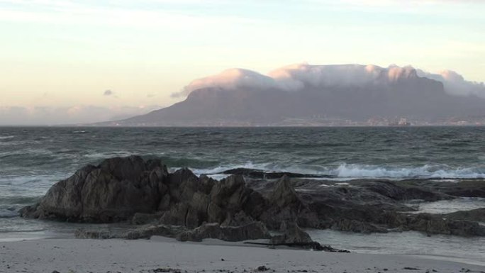 从海角的对岸平移桌山的景色