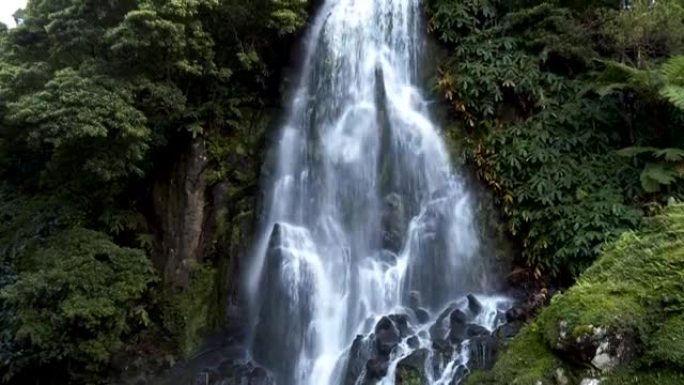 位于亚速尔群岛葡萄牙群岛圣米格尔岛Ribeira dos Caldeiroes的瀑布。4K, UHD