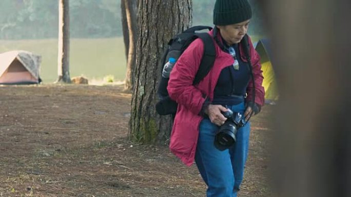 探险家活跃的老年人女性