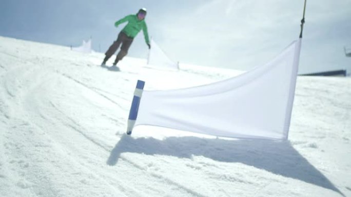 慢动作: 激流回旋滑雪板在大门之间比赛