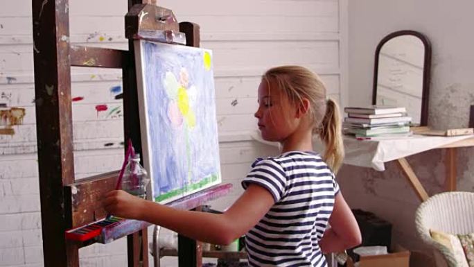 在R3D相机拍摄的工作室中从事绘画工作的年轻女孩