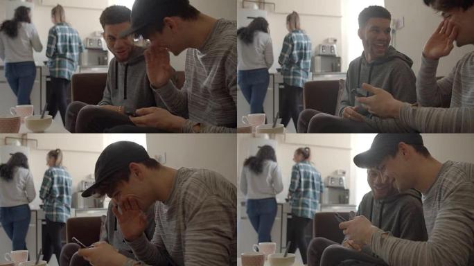 两名男学生在R3D上拍摄的手机上查看消息