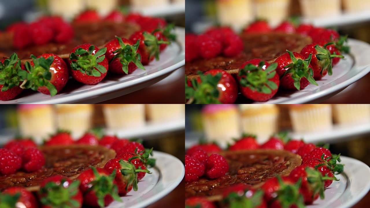 柜台上有草莓和甜点的盘子