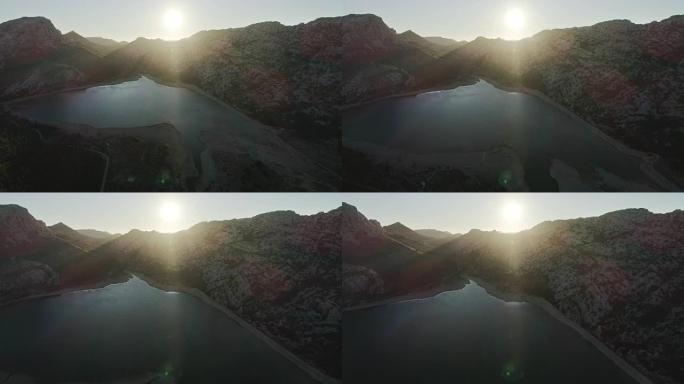 岩石海岸线上方的日落。马略卡岛
