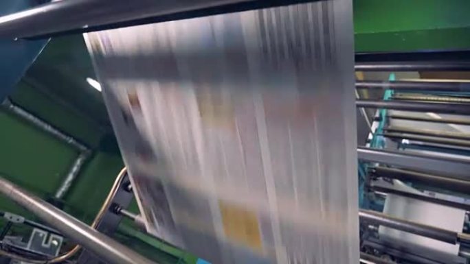 由工业机器处理的整个印刷纸张块的两个视图