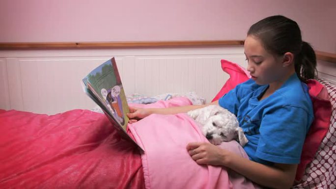小女孩给宠物读睡前故事