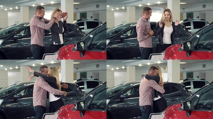 Slowmotion男人在汽车经销商中给妻子或女友带来惊喜，展示新车