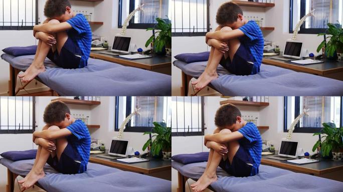 紧张的男孩坐在床上4k