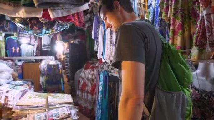 高加索人在柬埔寨市场寻找纪念品