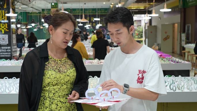 翡翠市场 手镯 玉石 交易 买首饰 瑞丽