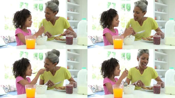 祖母和孙女一起吃早餐