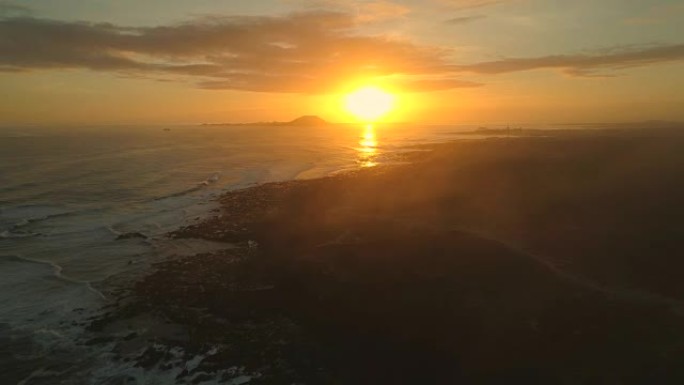 空中: 滚滚的泡沫波浪和富埃特文图拉岛上令人惊叹的金色日落
