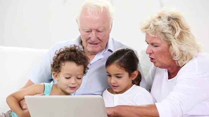 使用笔记本电脑的儿童和祖父母