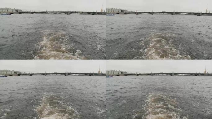 圣彼得堡三一大桥的城市景观。水从马达下面溅出。杰出的建筑