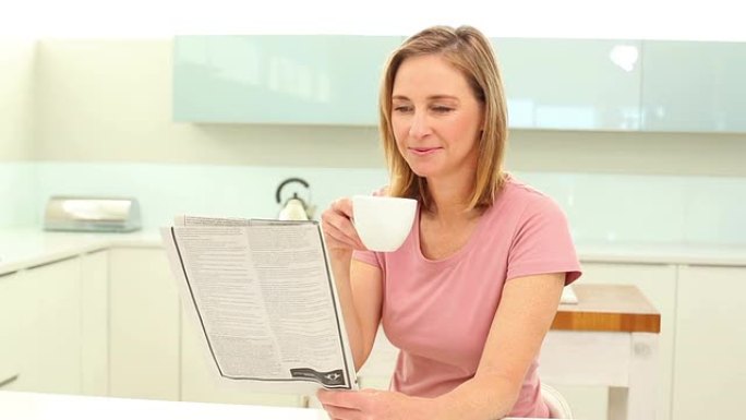 熟女喝咖啡读报
