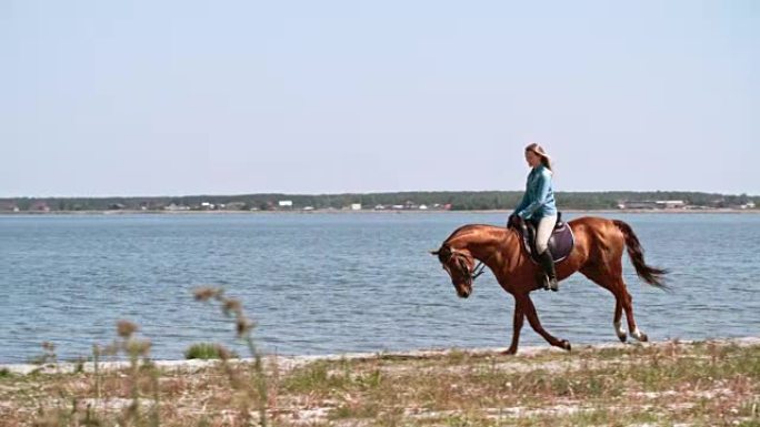 年轻女子在湖附近骑马