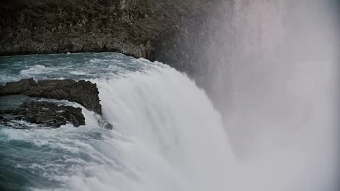 冰岛古尔福斯瀑布的美丽景色。带有泡沫，飞溅和雾的水流湍流