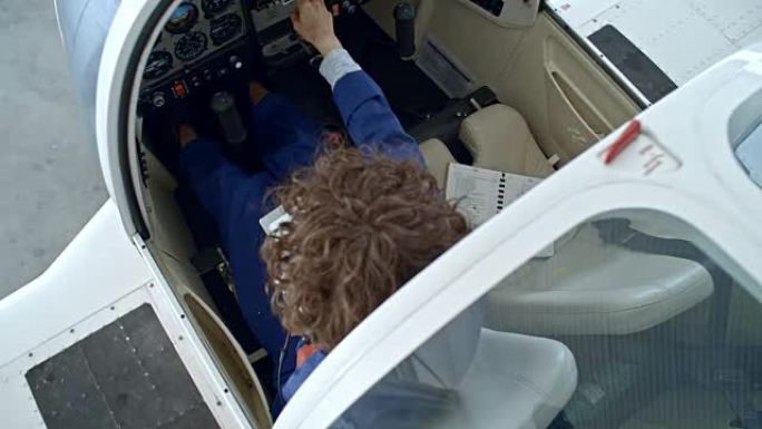 用平板电脑从女飞行员测试驾驶舱上方观看