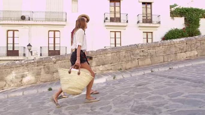 在R3D上拍摄的西班牙伊比沙岛度假的年轻夫妇一起散步