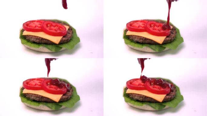 番茄酱倒在白色背景上的汉堡上