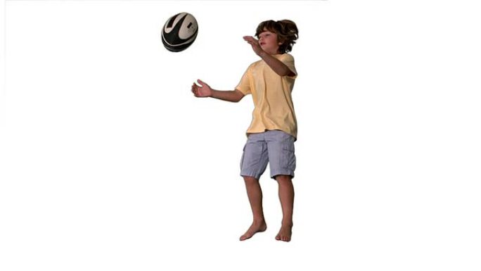 小男孩跳起来抓住橄榄球球