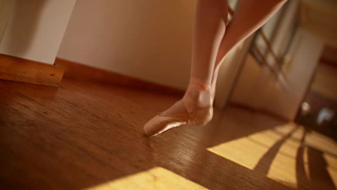 年轻的芭蕾舞演员在芭蕾舞鞋中保持平衡
