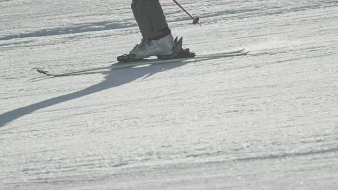 特写: 滑雪者在阳光明媚的山区度假胜地滑雪