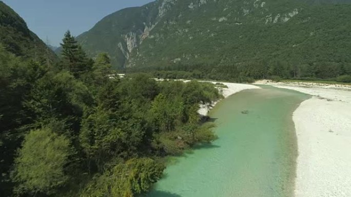 空中: 翡翠河在夏天坐落在美丽的绿色山谷中