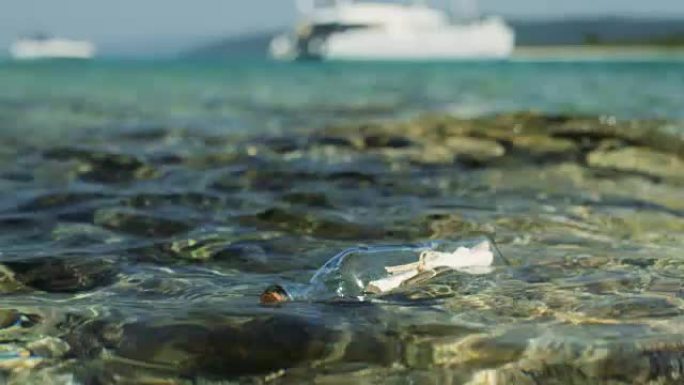 瓶子里一条信息的特写镜头，在浅海漂流，背景是白色游艇。