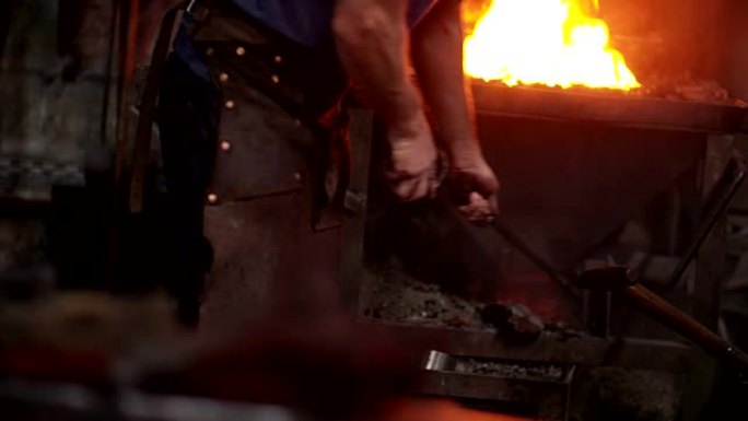 铁匠铺中的工匠工作炉
