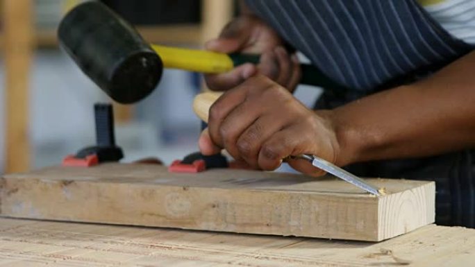 木匠用锤子雕刻木材的中段在4k桌