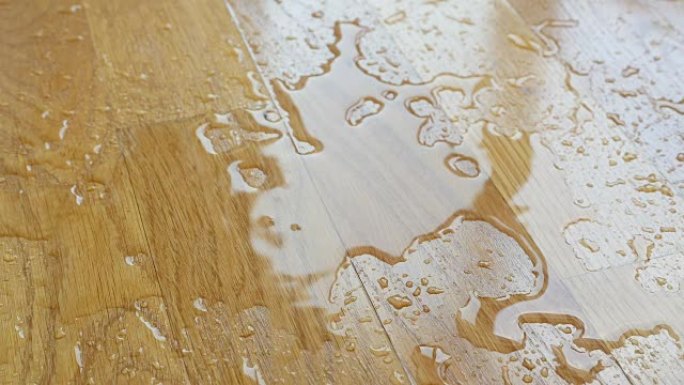 镶木地板。木面上的水滴。