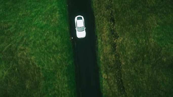 在乡村道路上行驶的鸟瞰图电动汽车