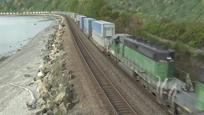 友谊列车沿着海岸蜿蜒而行，拍摄4:2:2