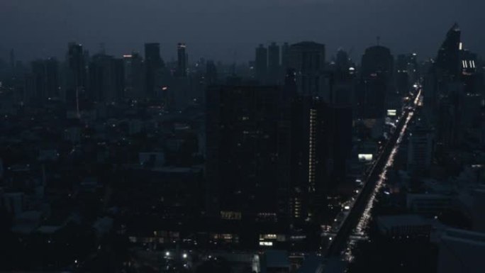 一个大城市的全天延时拍摄，摩天大楼和道路繁忙。从高处拍摄的镜头。