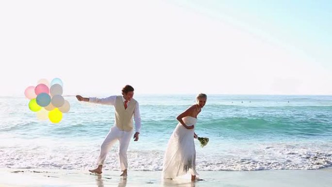 新婚夫妇在海滩上笑着玩气球