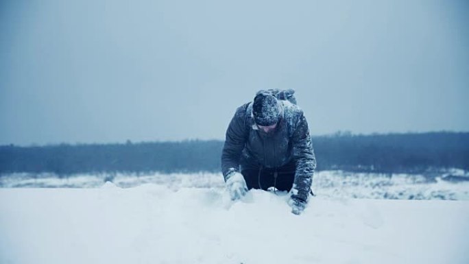 男子爬上雪山