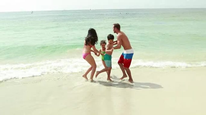 家庭在水中玩耍