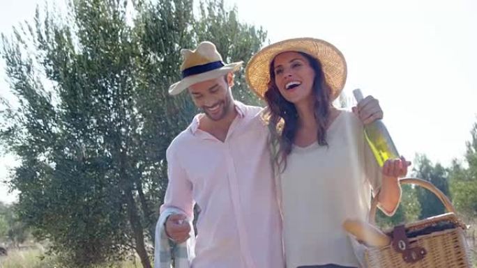浪漫情侣在4k橄榄农场用柳条篮子散步