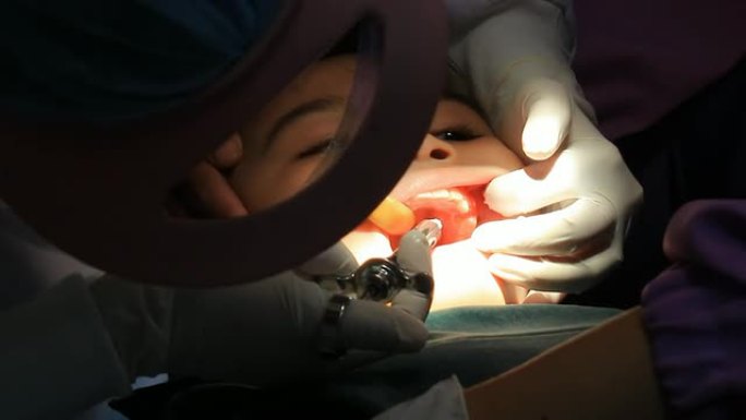 牙医诊所里的小女孩