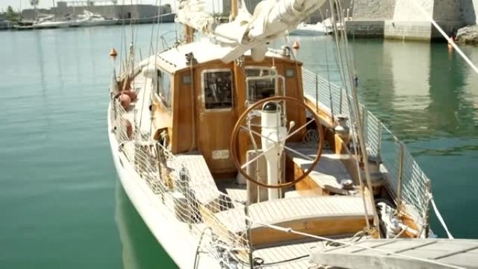 特写: 惊人的木制帆船停泊在小港口等待冒险