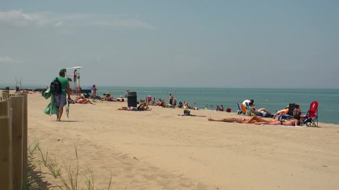 海滩与日光浴者的场景