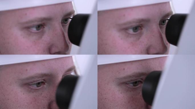 男性患者进行眼科检查。在明亮的现代诊所的验光师就诊