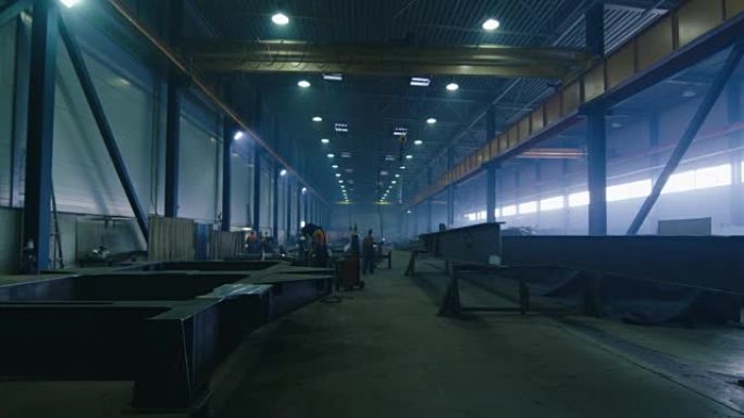 一个重工业工厂的镜头，工人和飞舞的火花。