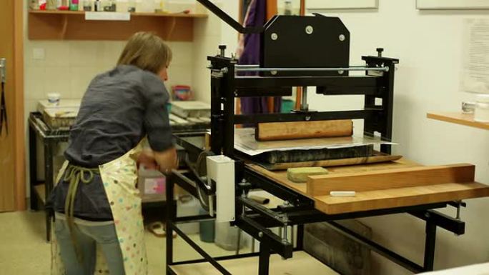 印刷店里的女人手工制作车间生产机械加工