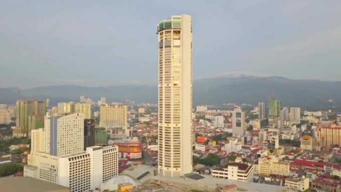 乔治城和槟城最高摩天大楼的鸟瞰图，位于马来西亚半岛西北海岸的槟城遗产